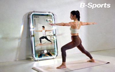 B-Sports 智能健身镜，镜面显示AI教练指导用户进行瑜伽训练
