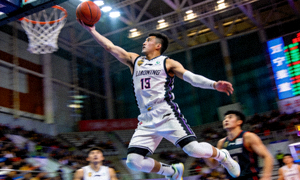 CBA联赛辽宁队球员在比赛中上篮的精彩动作照片