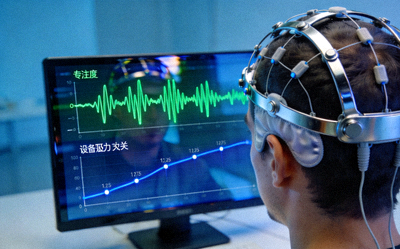 概念图：用户头戴轻量化脑电设备，屏幕显示其专注度波形与设备阻力关联曲线
