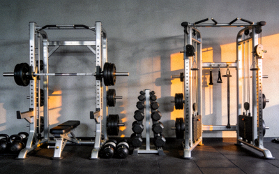 力量训练器材大全图，展示杠铃、哑铃、史密斯机、龙门架等设备