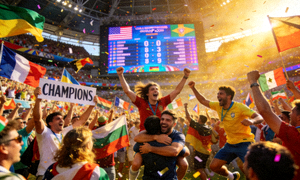 世界杯决赛现场球迷欢呼庆祝的壮观场面照片