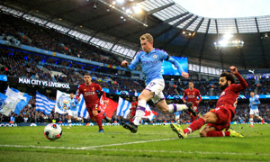 英超联赛曼城对阵利物浦的激烈比赛现场照片
