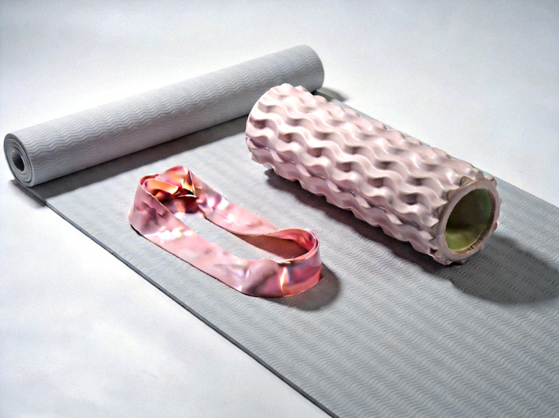 瑜伽垫、泡沫轴、弹力带等健身辅助配件展示