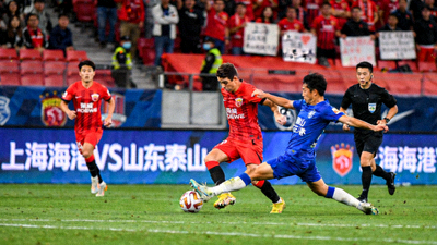 中超联赛上海海港对阵山东泰山的激烈比赛直播画面