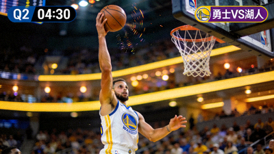 篮球比赛直播画面：球员正在进行投篮动作