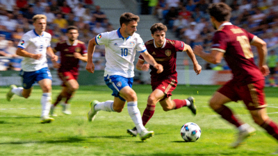 足球比赛直播画面：两支球队在绿茵场上激烈拼抢