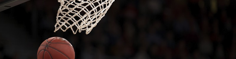 NBA篮球比赛精彩瞬间，球员扣篮