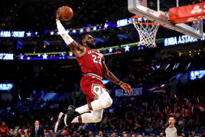 NBA全明星赛精彩瞬间：勒布朗·詹姆斯战斧劈扣